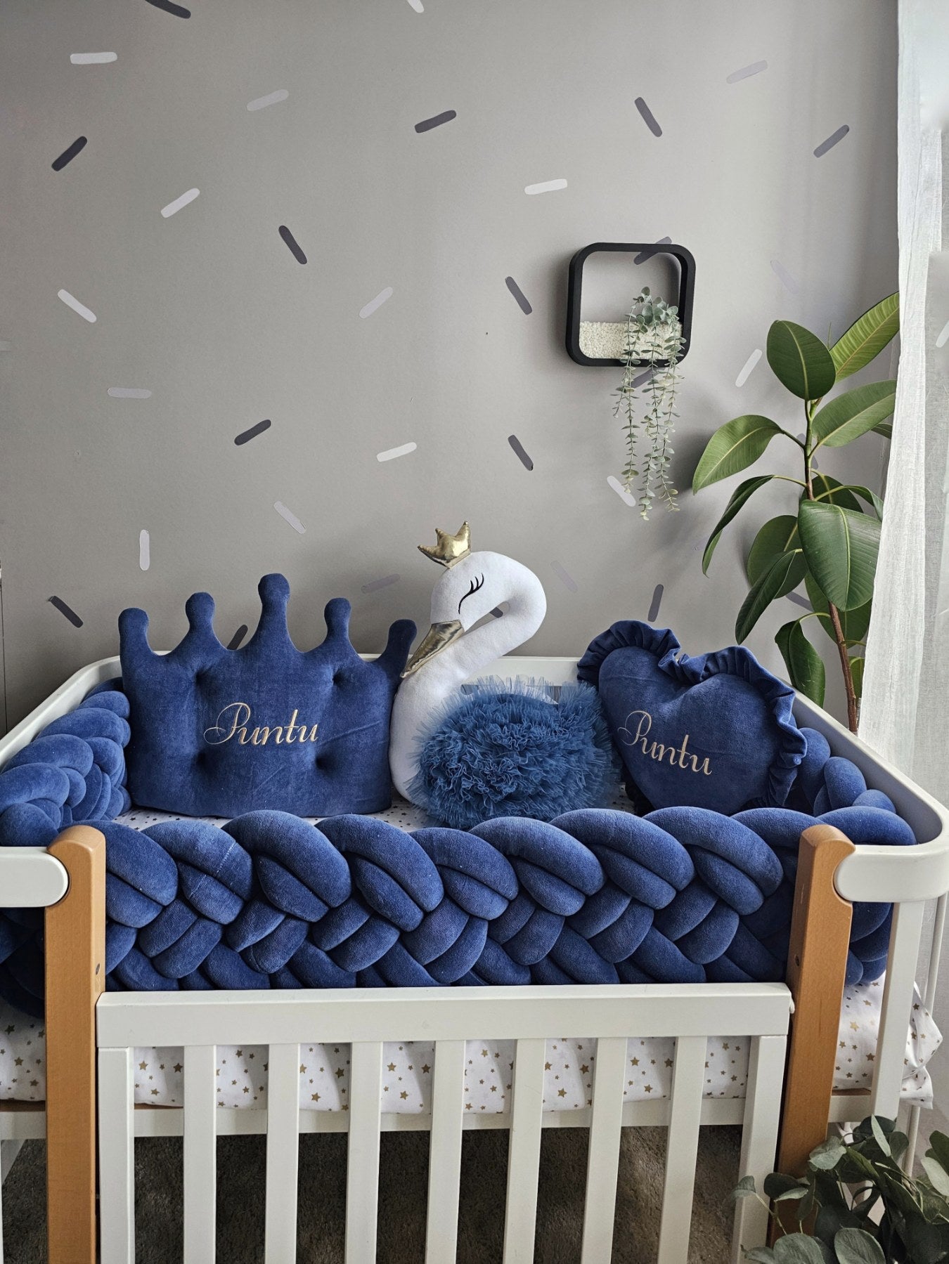 Navy blue crib bumper set for boy. Kari sudio