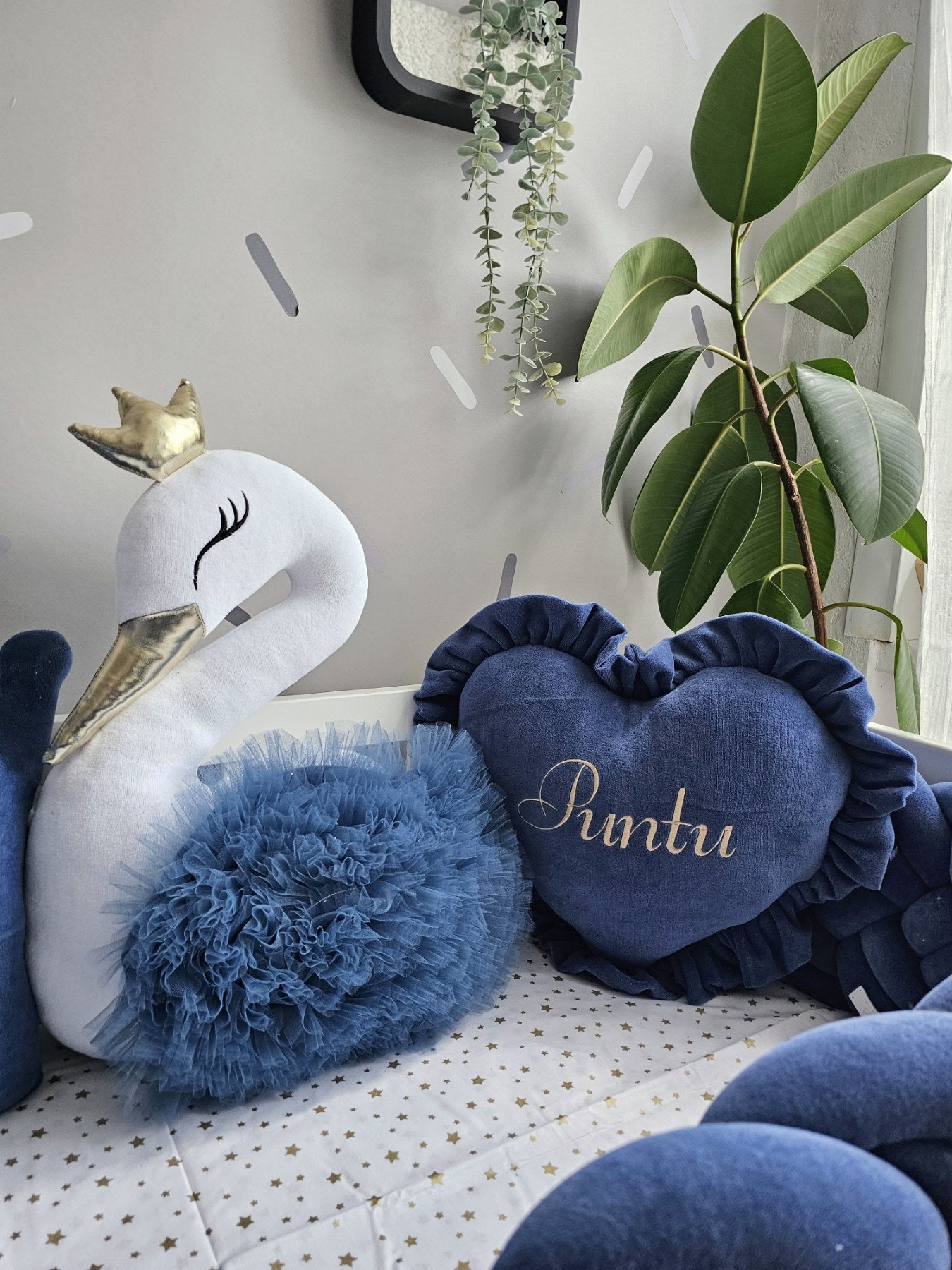 Navy blue crib bumper set for boy. Kari sudio