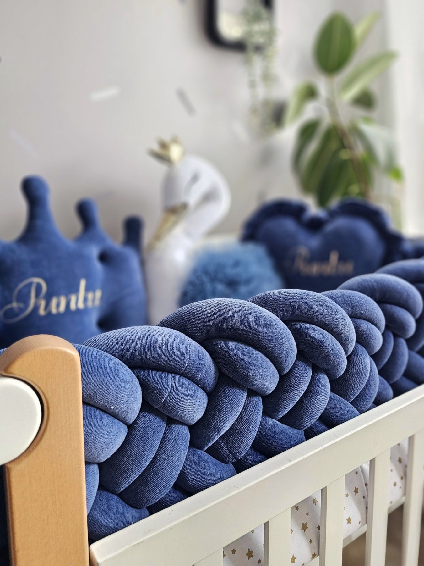 Navy blue crib bumper set for boy. Kari sudio