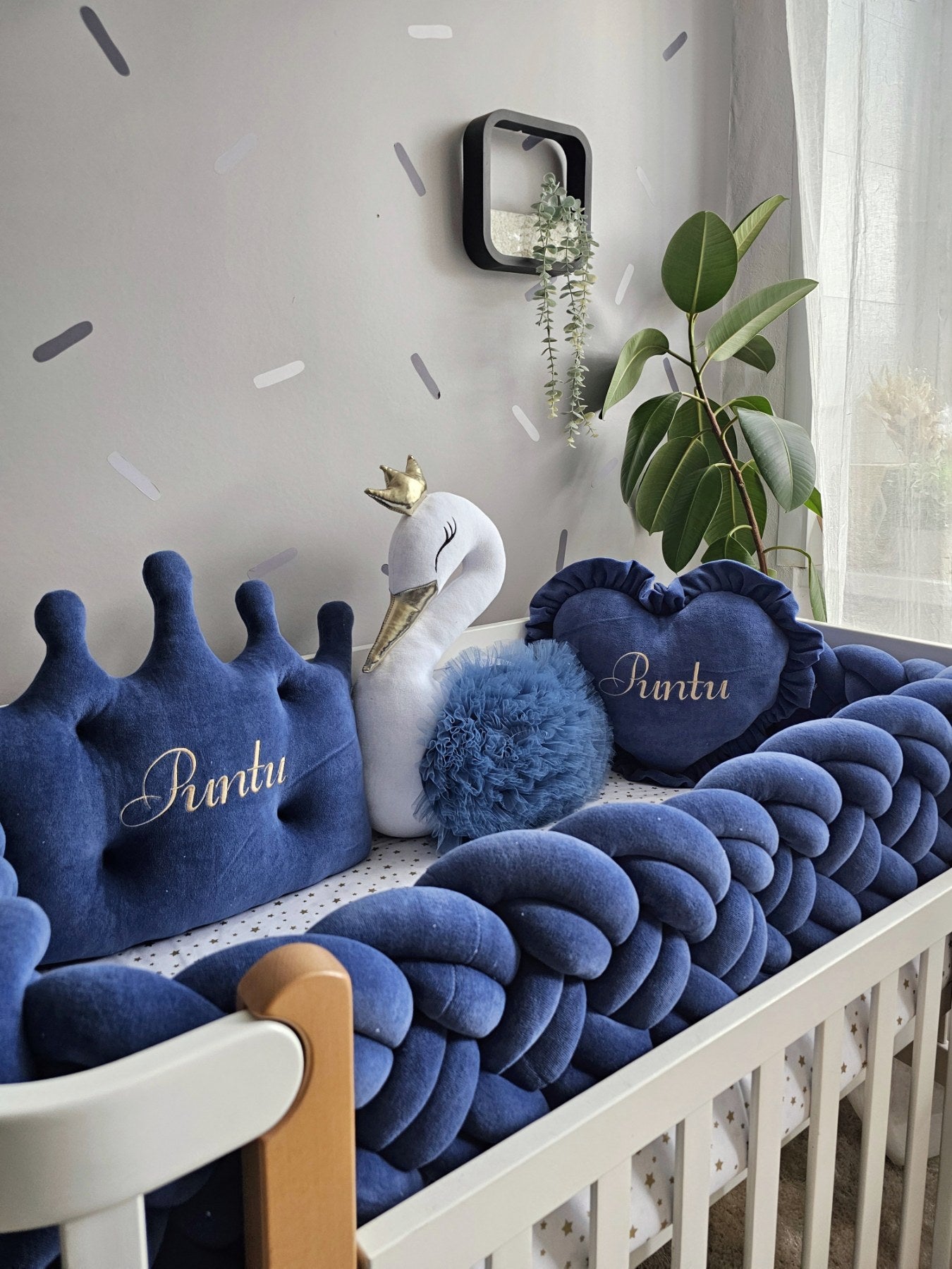 Navy blue crib bumper set for boy. Kari sudio