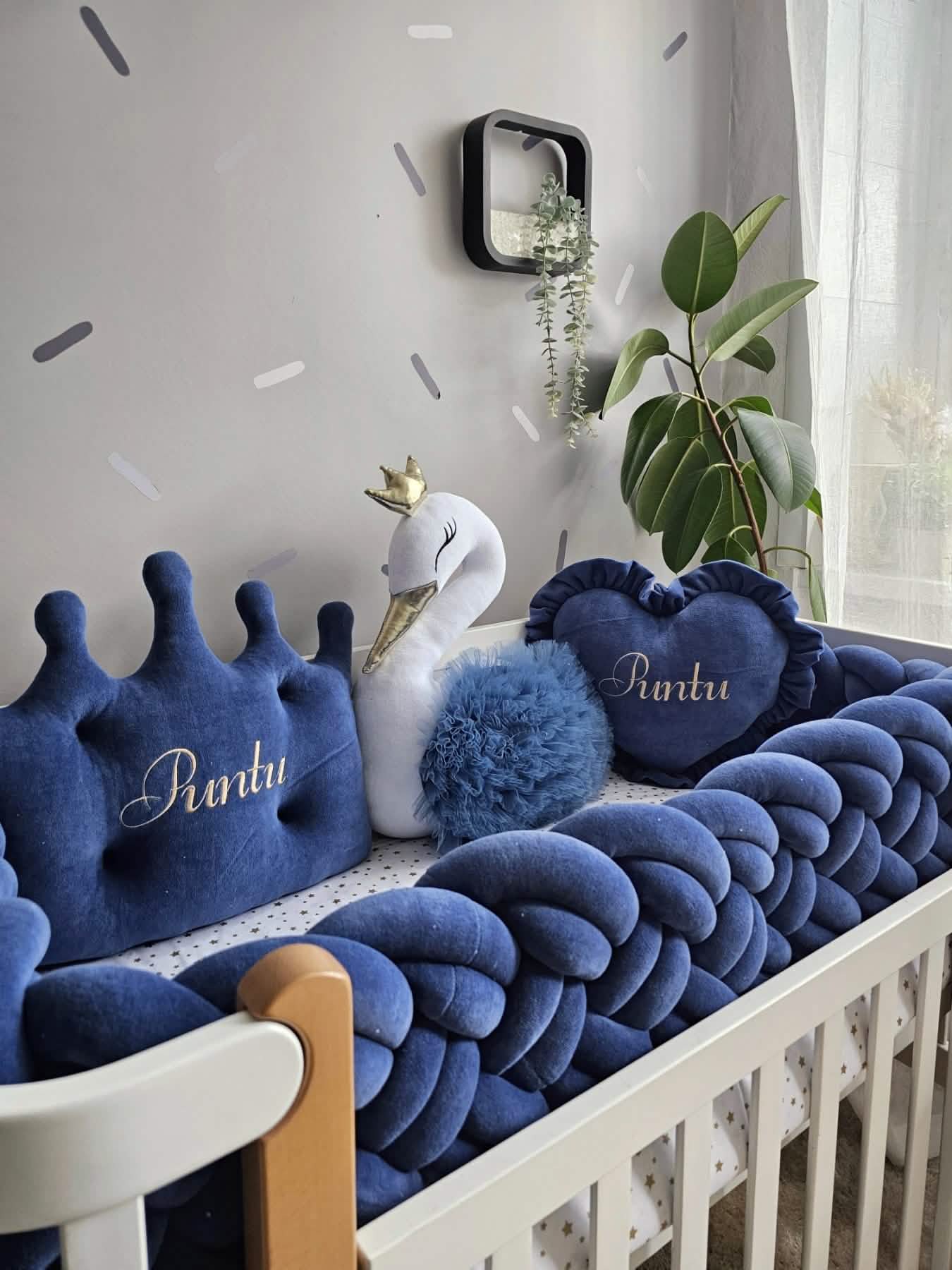 Navy blue crib bumper set for boy. Kari sudio