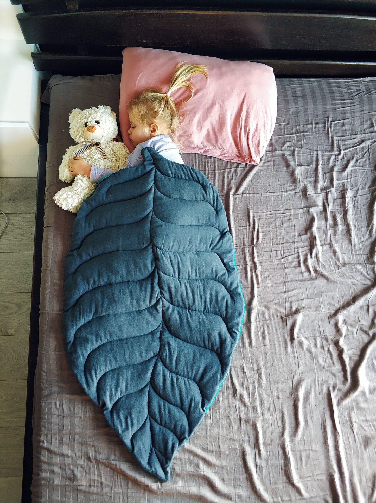 Baby linen leaf play mat navi blue - KariStudio