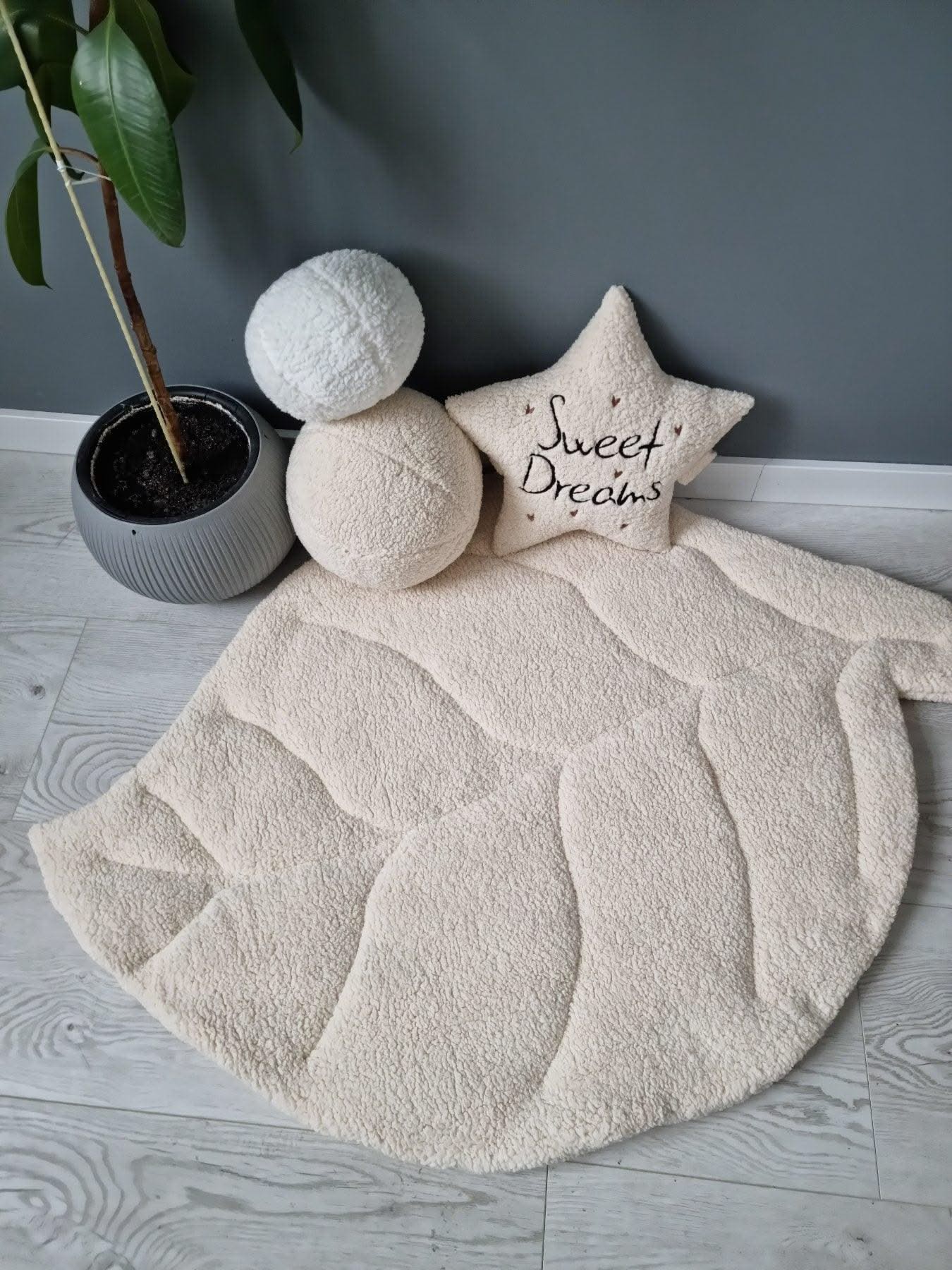 Baby shower gift activity leaf play mat - KariStudio