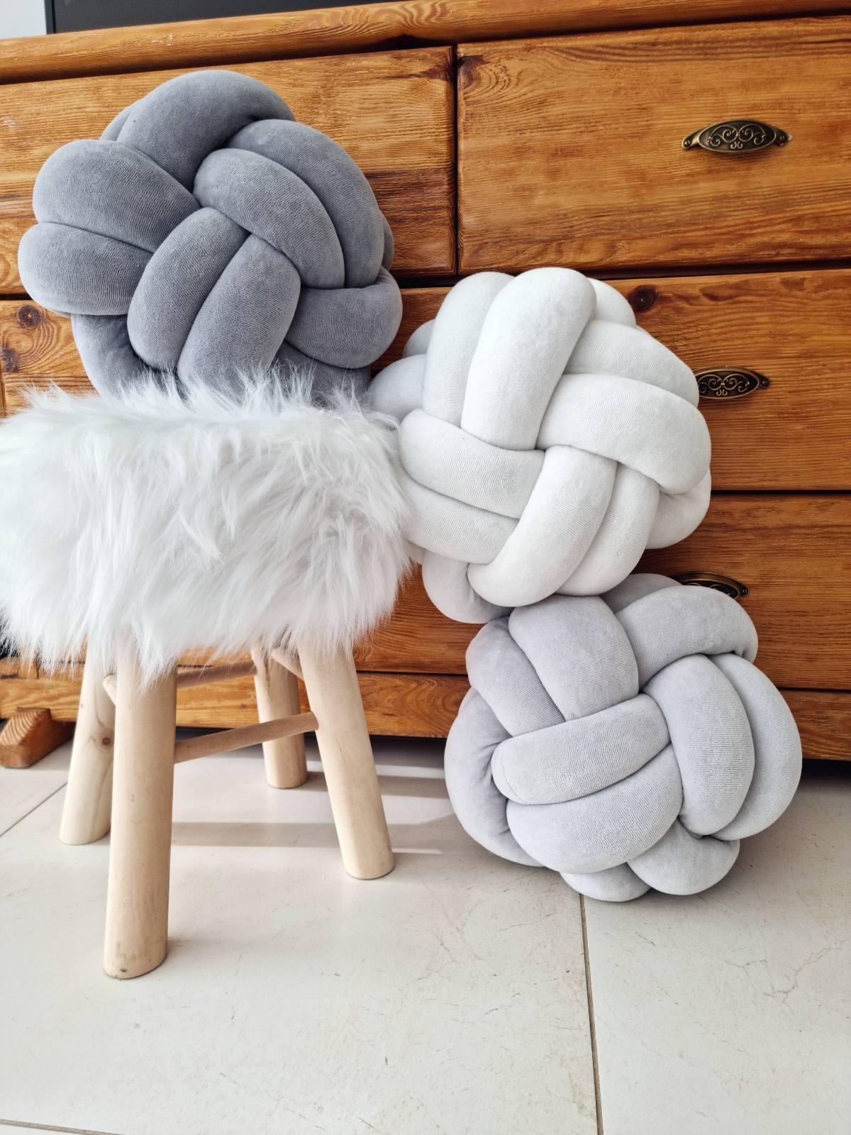 Knot pillow - KariStudio