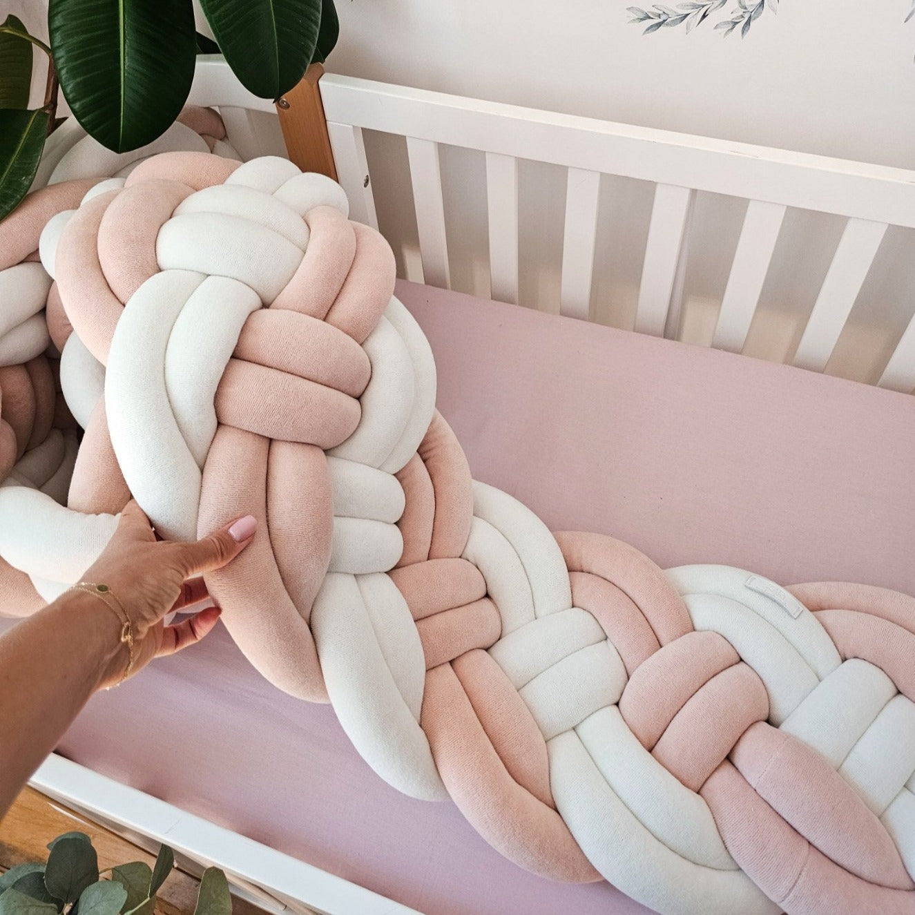 Braided crib bumper blush creamy 25 cm.