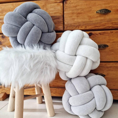 Knot pillow. Throw pillow - KariStudio