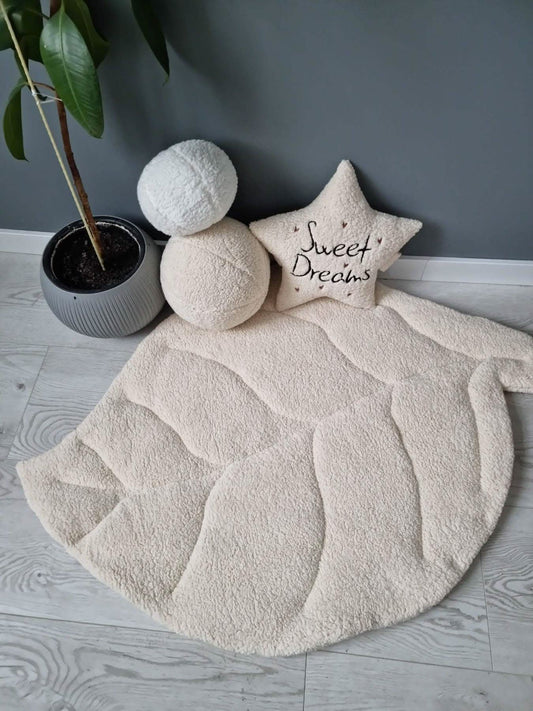 Baby shower gift activity leaf play mat - KariStudio